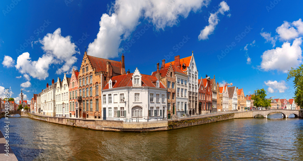Fototapeta premium Sunny Bruges canal Spiegelrei with beautiful medieval houses, Belgium
