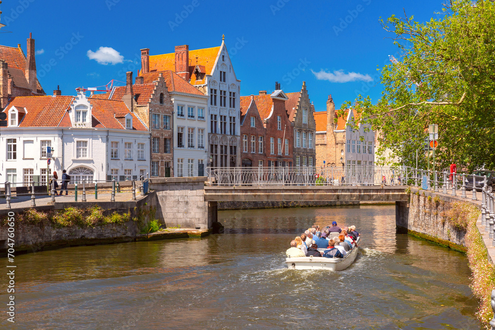 Fototapeta premium Sunny Bruges canal Spiegelrei with beautiful medieval houses, Belgium