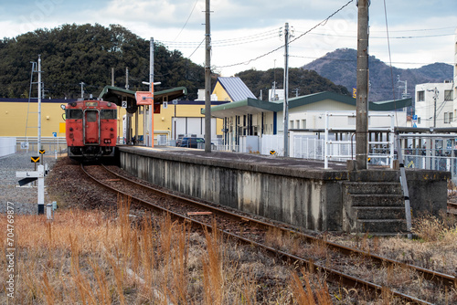 プラットホームに停車したキハ