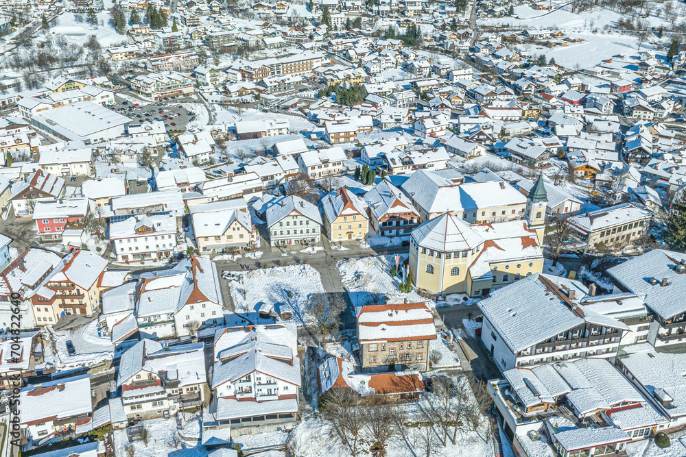 Fototapeta premium Blick auf das Ortszentrum um den Marktplatz von Bodenmais in der verschneiten Arber-Region