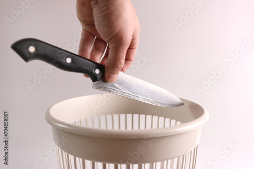 Canvastavla An old kitchen knife is thrown into the trash for recycling