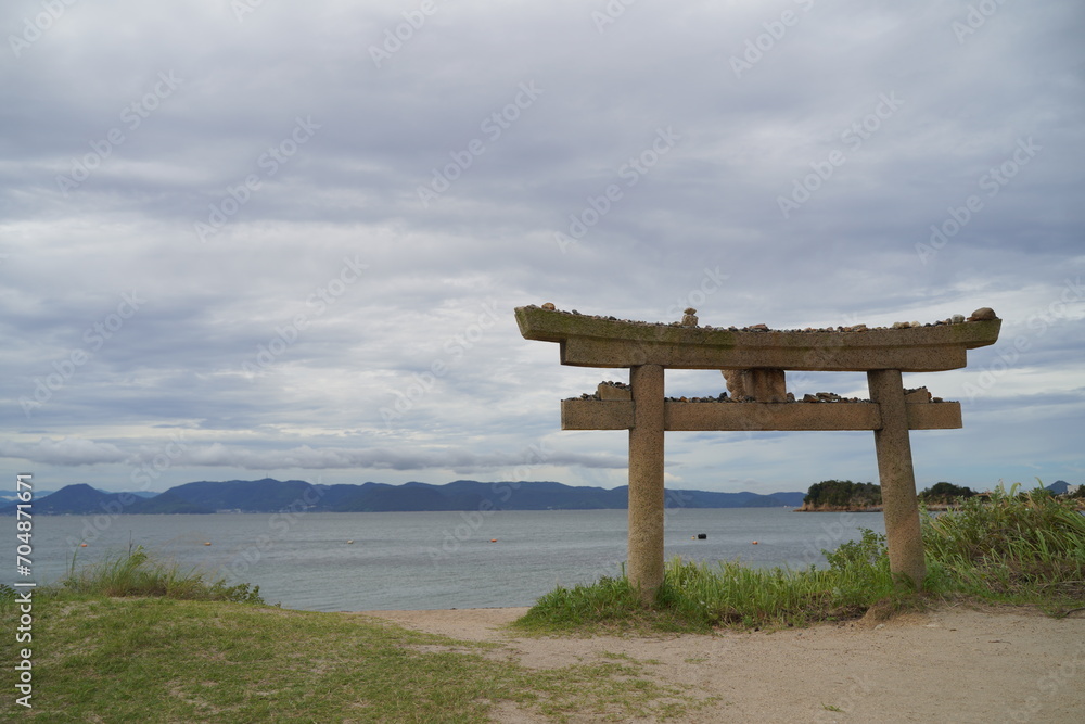 日本の香川県にある直島の海に向いて立つ恵比寿神社の鳥居