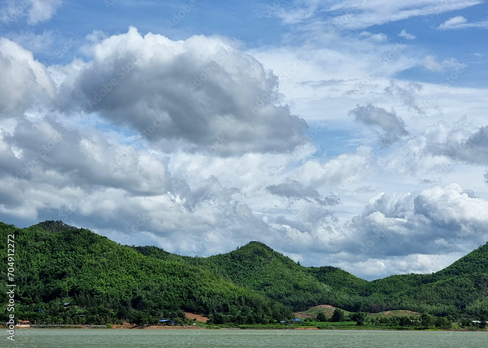 Obraz premium The landscape of the mountain with the reservoir on clouds on the blue sky background