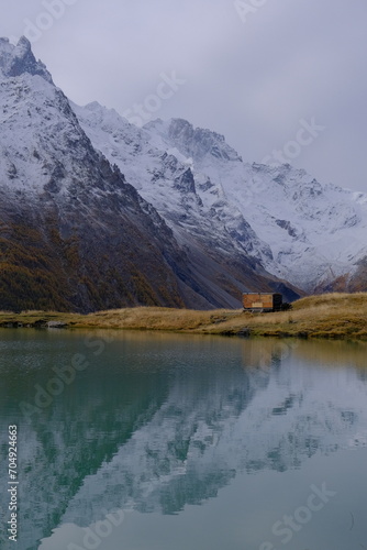 Lac et montagnes