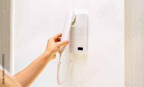 Foto Intercom handset in female hand