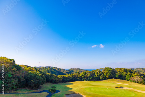 爽やかな青空のゴルフ場・丘のロングコースを海を眺めながらラウンド（神奈川県湯河原町）
 photo