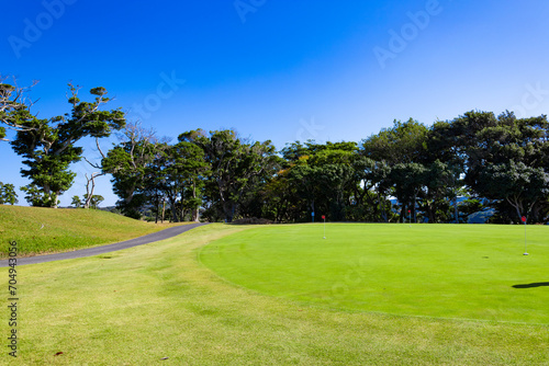 爽やかな青空のゴルフ場・ティーイングエリアのスタート地点とコース（神奈川県湯河原町）