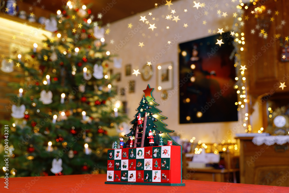 Weihnachtliches Stillleben mit dreidimensionalem Weihnachtsbaum-Adventskalender in weihnachtlich geschmückter Wohnung