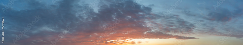 朝焼けの空のパノラマ