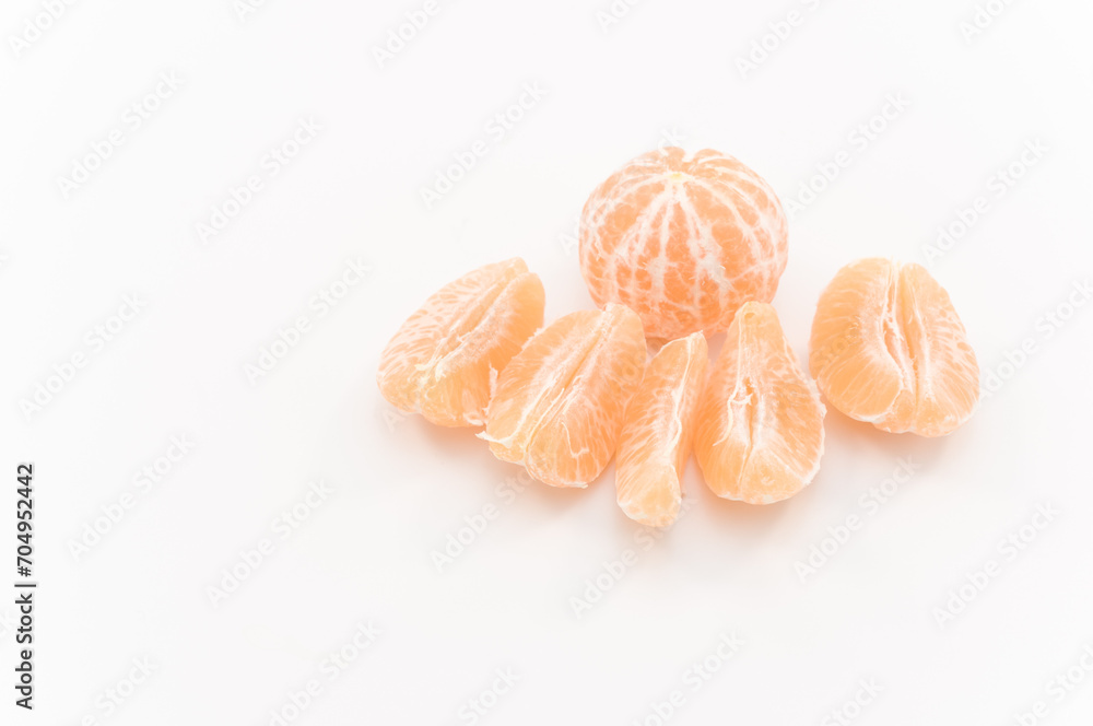 immagine con primo piano di frutti di arancia, clementina su superficie bianca immagine con primo piano di frutti di arancia, clementina su superficie bianca