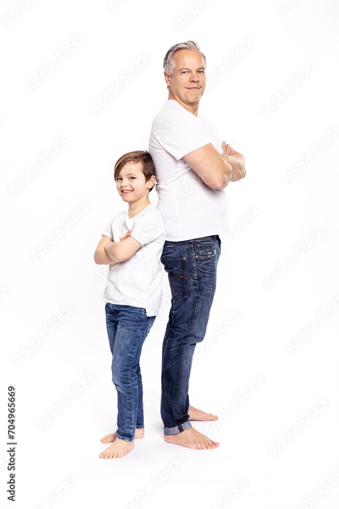 Vater und Sohn im Studio Portrait Ganzkörper anlehnend Vater und Sohn im Studio Portrait Ganzkörper anlehnend