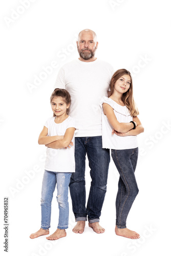 Vater und zwei Töchter im Studio Portrait Ganzkörper photo