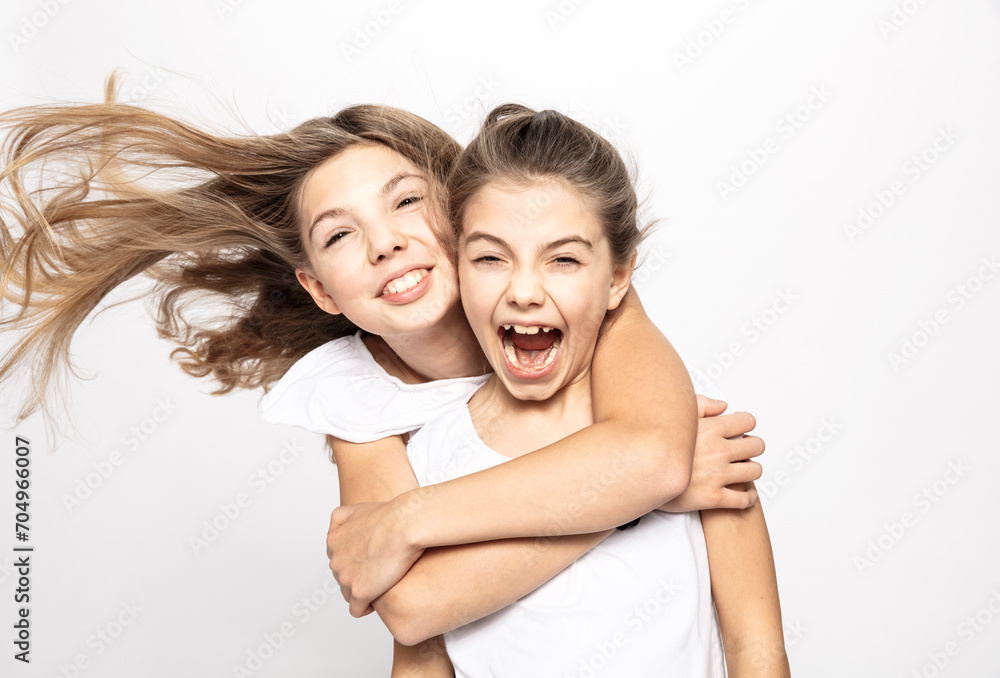 zwei Mädchen im Studio Portrait mit fliegenden Haaren zwei Mädchen im Studio Portrait mit fliegenden Haaren