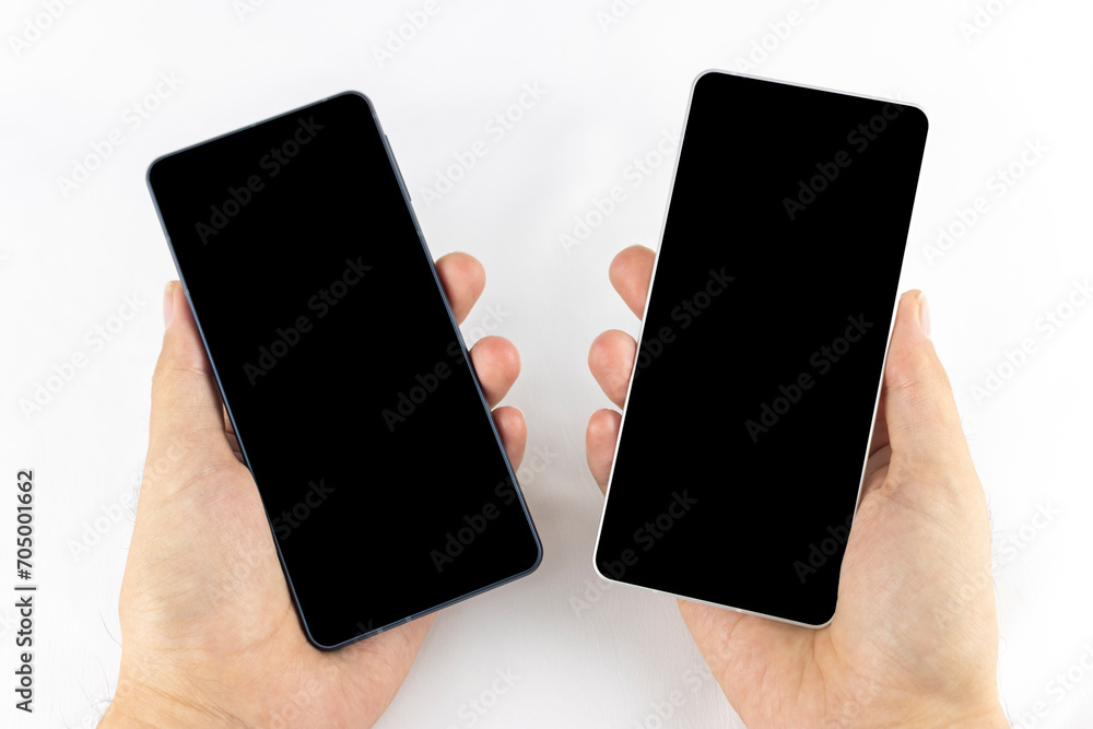 スマートフォンの機種変更をする男性の手元
