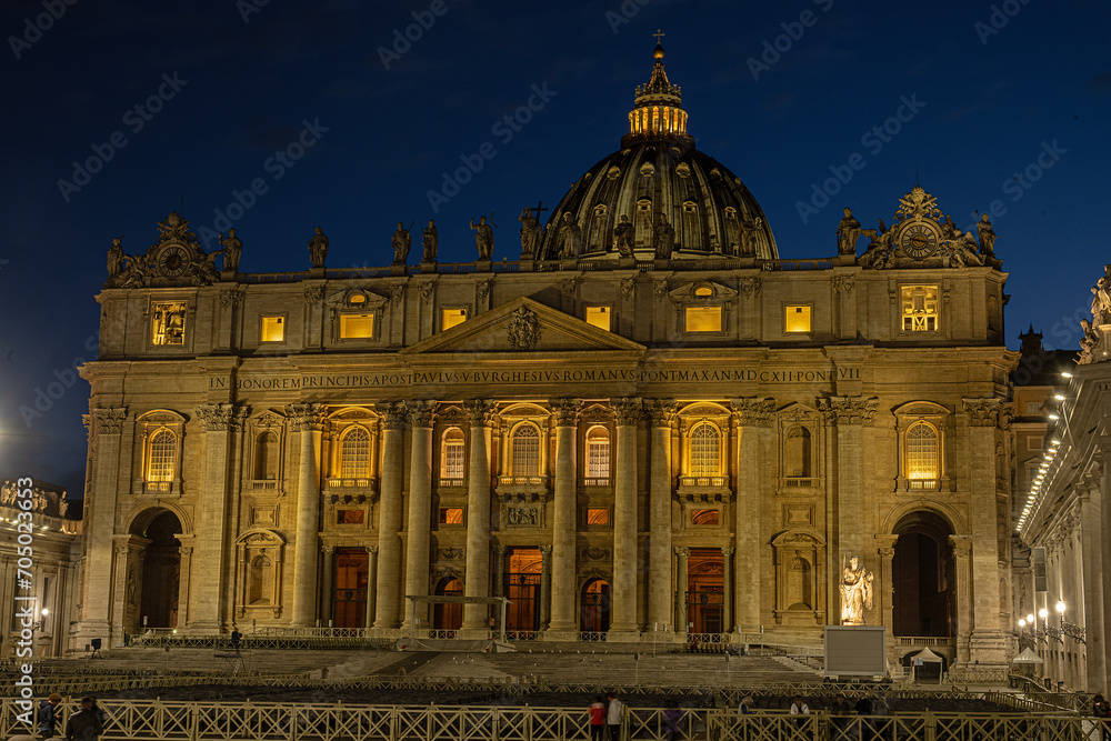 Fassade des Petersdoms by night, Rom, Vatikan
