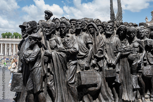 Wallpaper Mural Migrantenskulptur auf dem St. Petersplatz, Rom, Vatikan Torontodigital.ca