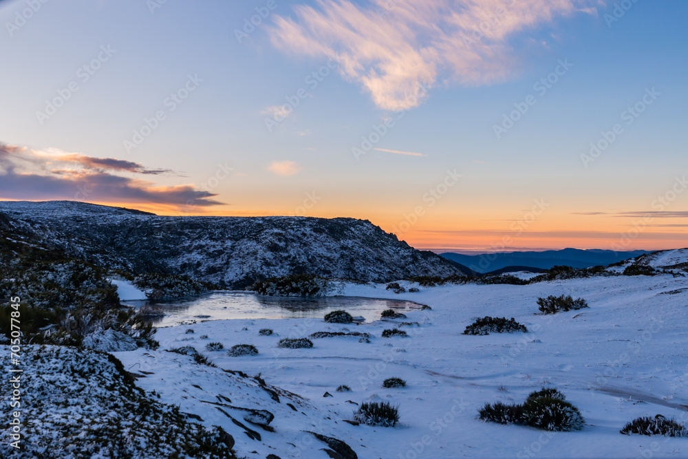 Fototapeta premium Lago - Serra da Estrela, primeira neve de 2024