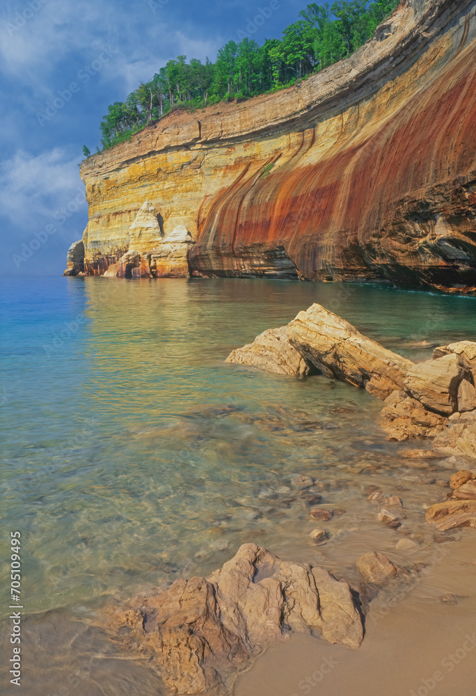 Obraz premium Landscape of mineral stained cliff along the eroded sandstone shoreline of Lake Superior, Pictured Rocks National Lakeshore, Michigan's Upper Peninsula, USA