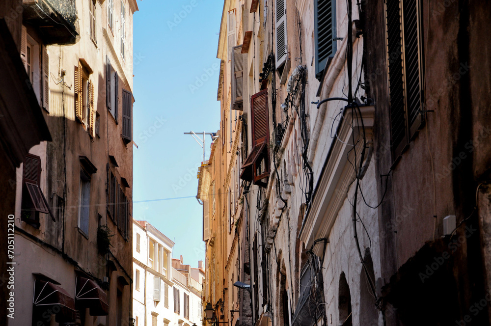 Mała śródziemnomorska uliczka, stare budynki, Portugalia - obrazy, fototapety, plakaty 