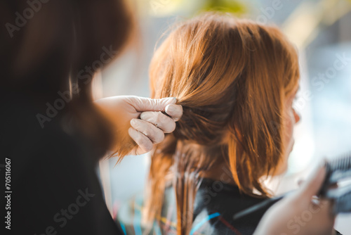 Foto Asian Hairdresser giving treatment and barber occupation service, Professional h