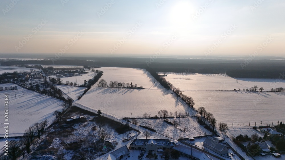 Widok miejscowości Dąbrowa przed zachodem słońca pola i zabudowania. - obrazy, fototapety, plakaty 