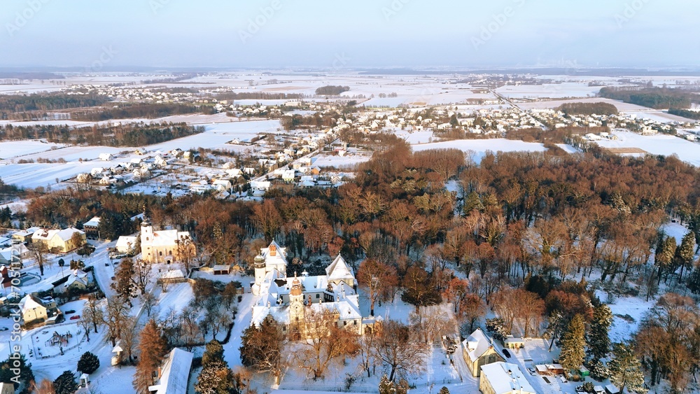 Obraz premium Widok zamku i miejscowości Dąbrowa z wysokości 120 m. pokrytym śniegiem, zima, minus 10°C.