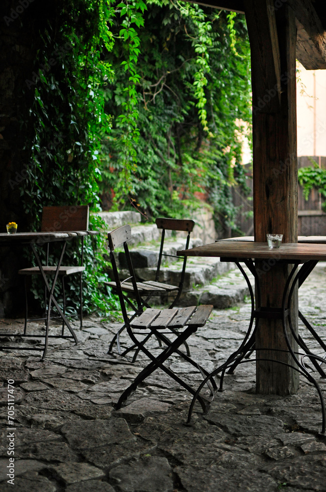 Rustykalna restauracja w Polsce, stare krzesła, drewniane stoły, ogródek