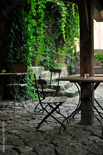 Rustykalna restauracja w Polsce, stare krzesła, drewniane stoły, ogródek © Ornela