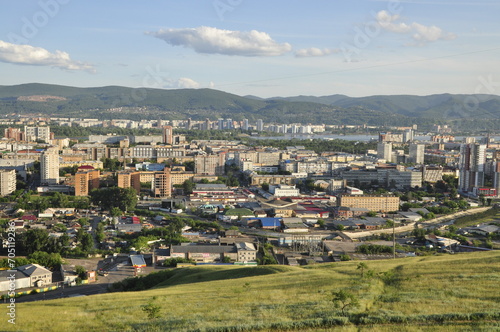 Syberyjskie miasto Krasnojarsk, Rosja, wzgórze nad miastem, wieża, pomniki, krajobraz miasta, domy, bloki
