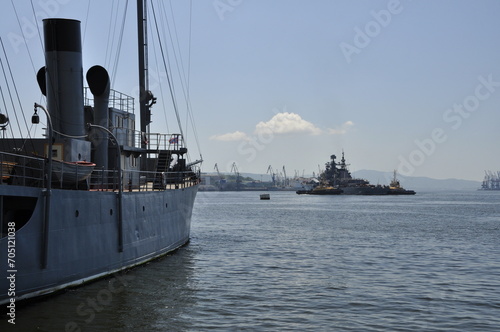 Port, Władywostok, Rosja. Statki, okręty, most, zatoka, łodzie, pływanie