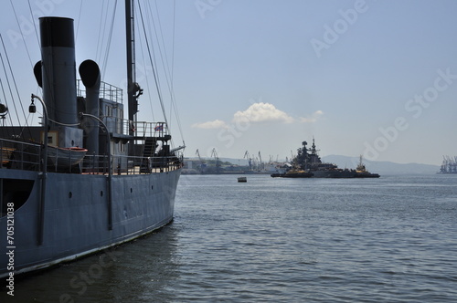 Obraz na płótnie Port, Władywostok, Rosja. Statki, okręty, most, zatoka, łodzie, pływanie w salonie