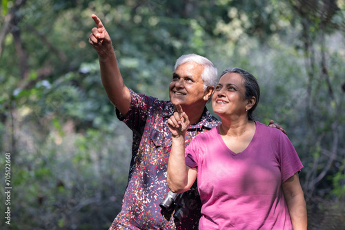 Canvas Print Senior couple exploring using binoculars during vacation post retirement