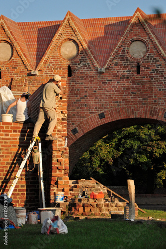 Obraz na płótnie Remont zabytkowego muru w salonie
