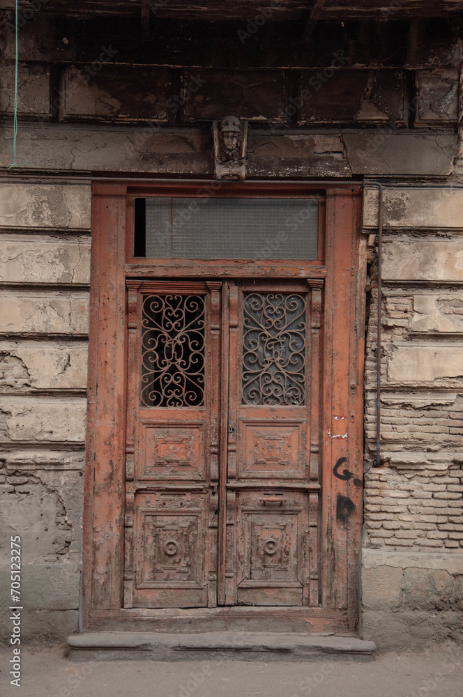 Stare budynki, fasady, zniszczone drzwi, detale architektoniczne, zabytki historyczne, centrum miasta.