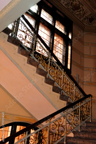 Stare schody w zabytkowym domu