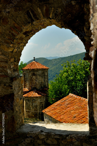 Architektura sakralna Gruzji, stary kamienny kościół. photo
