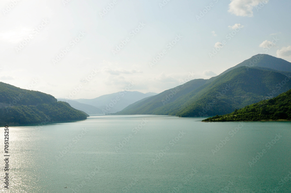 Wspaniały widok na góry i jezioro w Gruzji