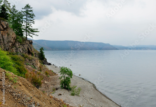 Jezioro Bajka    Rosja. Brzeg jeziora z kamienist   pla      tory kolejowe    odzie  pomosty w wodzie.