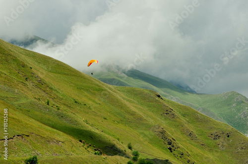 Paralotniarstwo w górach - Gruzja, Kaukaz photo