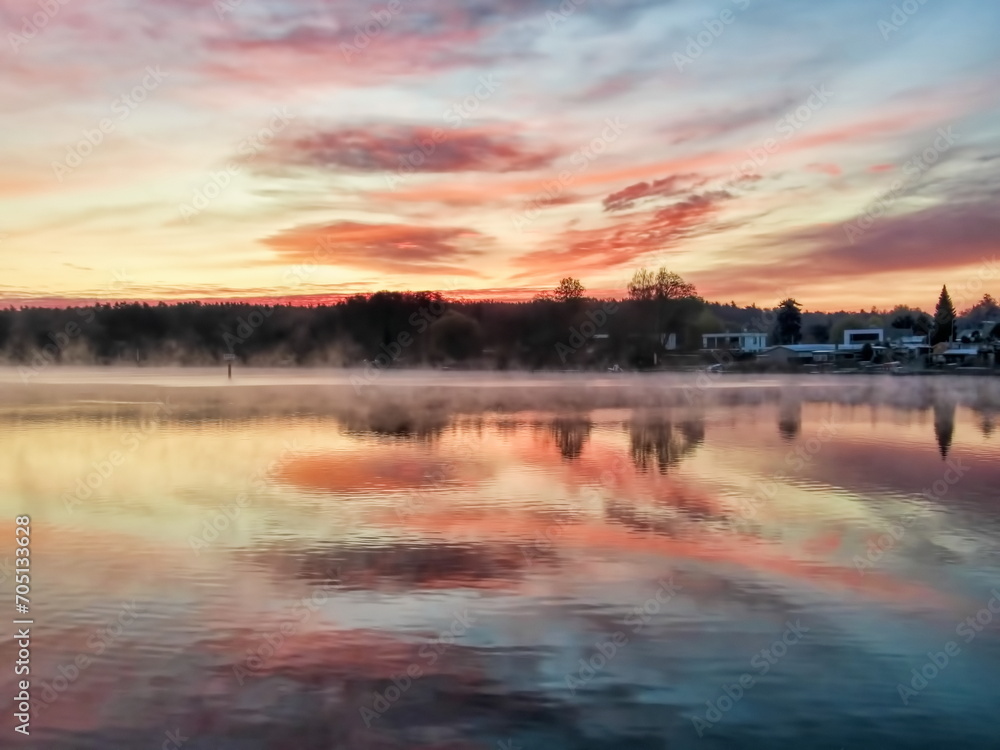 erkner, deutschland - morgenrot am flakensee