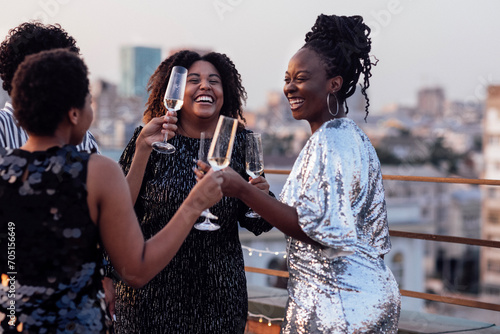Photography Dark-skinned girl pours champagne into glasses of her multinational friends