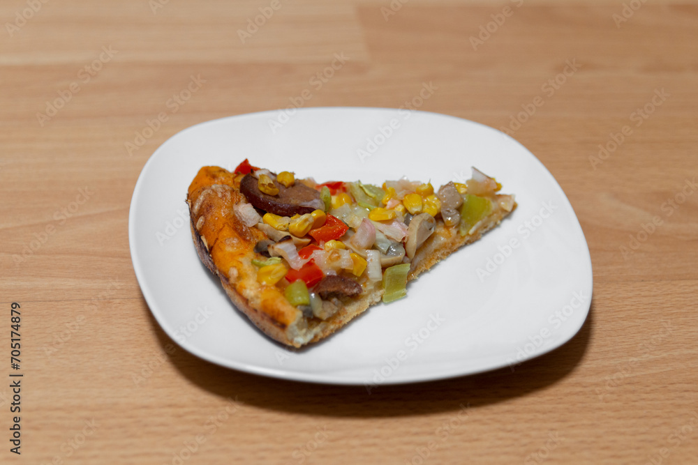 Ein Stück Pizza auf dem Teller