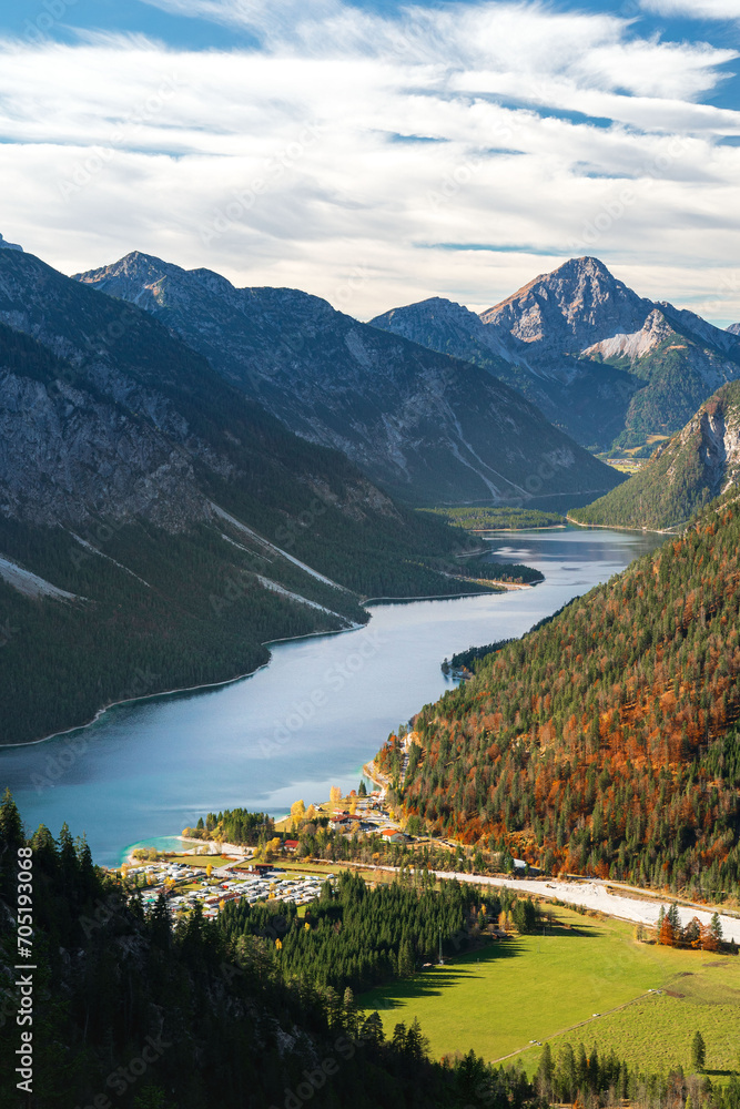 Der Plansee in Österreich sieht aus wie ein Fjord, ist aber  der zweitgrößte natürliche See in Tirol. 