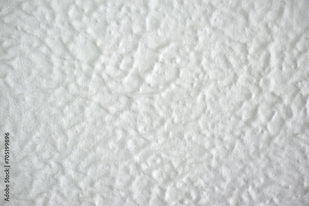 Obraz premium A whitewashed wall in the building. A pattern on white concrete.