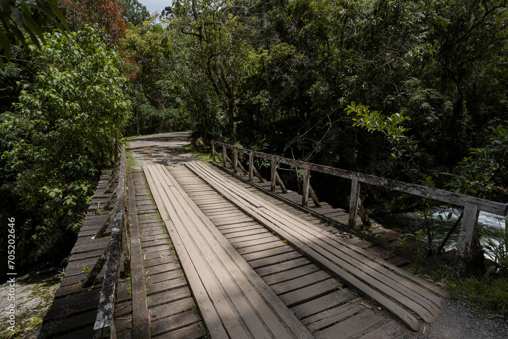 Ponte de madeira sobre as corredeiras do Rio, Visconde de Mauá, Rio de Janeiro, Brasil