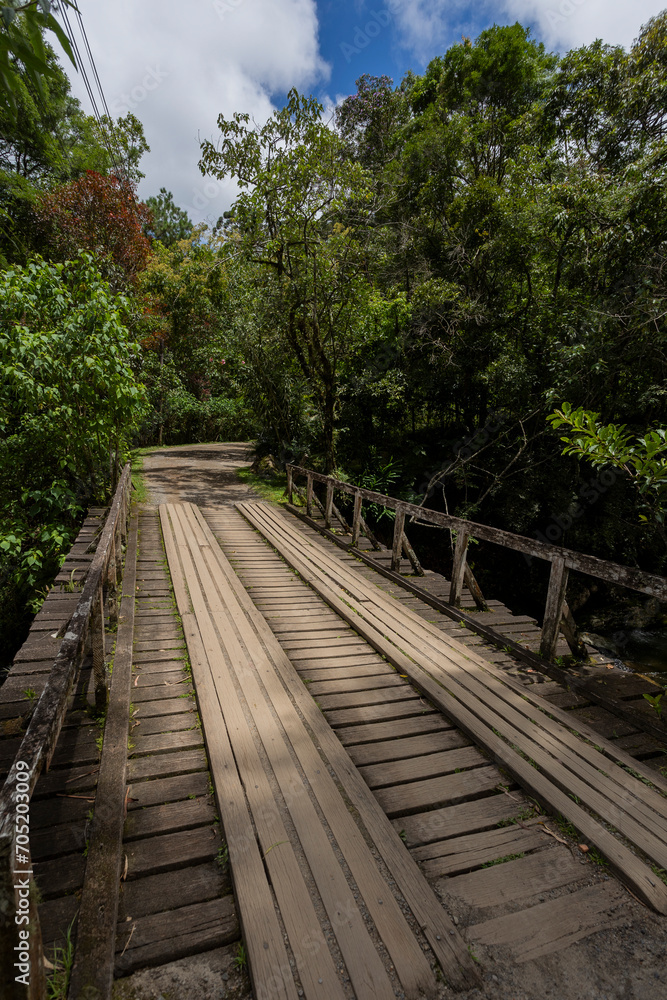 Ponte de madeira na divida de Minas Gerais e Rio de Janeiro sobre as corredeiras do Rio Preto, Visconde de Mauá, Rio de Janeiro, Brasil
