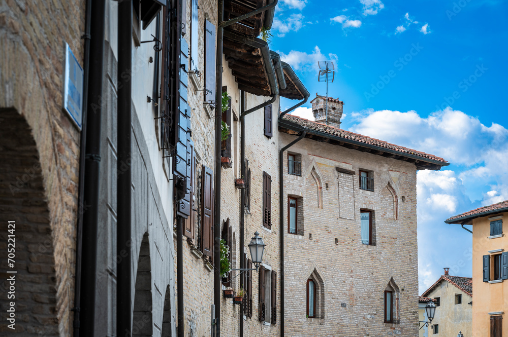
Architecture and art in the ancient fortified village of Valvasone