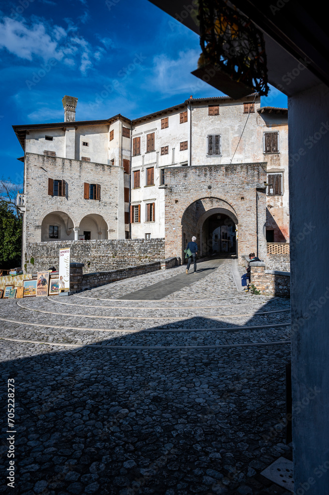 Architecture and art in the ancient fortified village of Valvasone