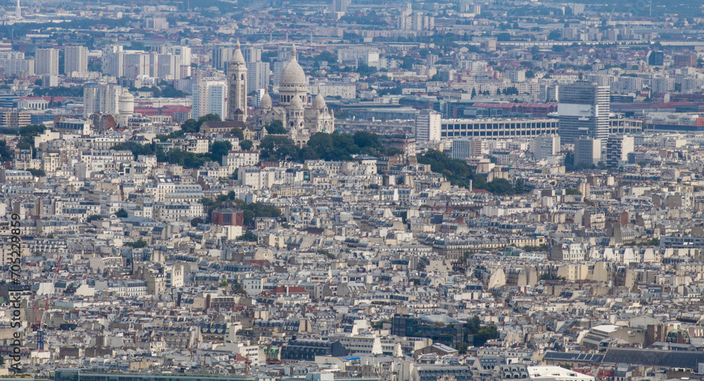 La basilique du Sacré-Cœur  de  Montmartre, dite du Vœu national, située au sommet de la butte Montmartre, dans le quartier de Clignancourt du 18e arrondissement de Paris