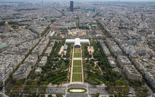 Le Champ-de-Mars est un vaste jardin public entièrement ouvert, situé à Paris dans le quartier du Gros-Caillou du 7e arrondissement, entre la tour Eiffel au nord-ouest et l'École militaire au sud-est.